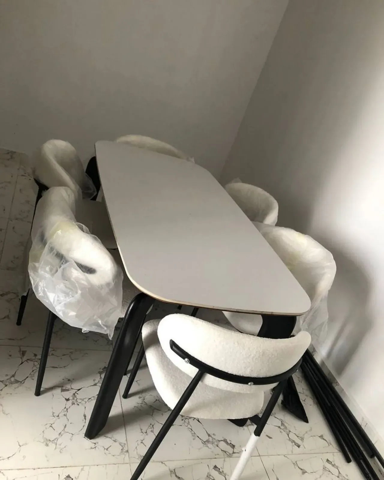 Comfortable Base 6 Seaters Dining Set